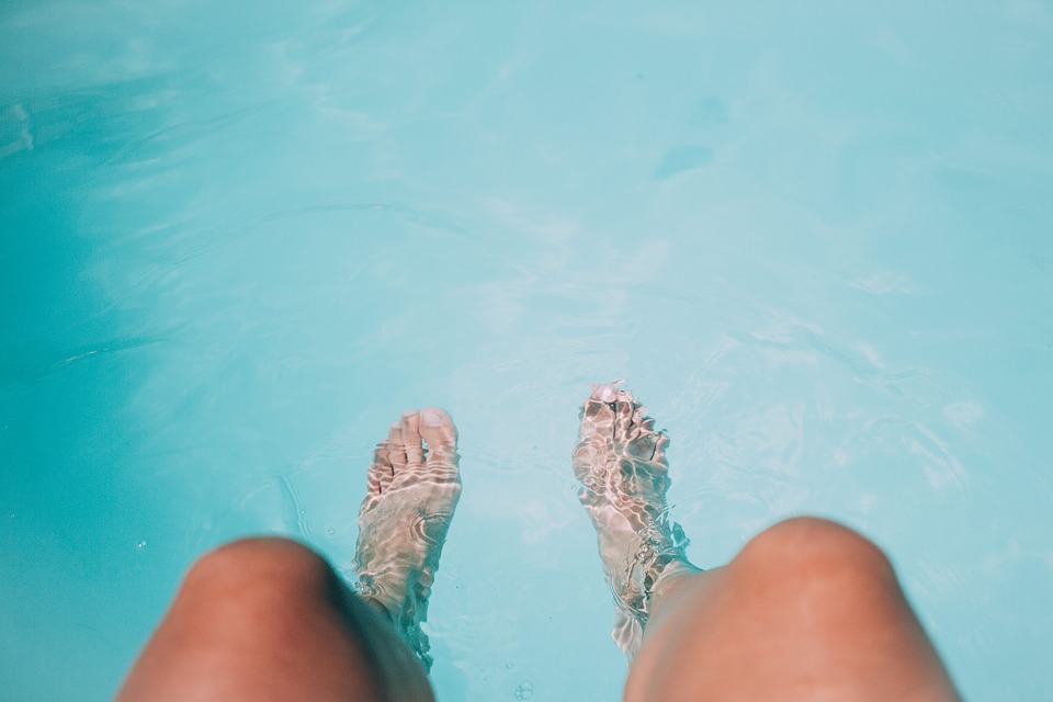 Gambe gonfie in estate: approfittiamo delle piscine!